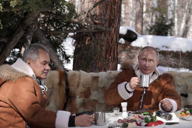 Путин и Шойгу съездили на выходные в тайгу. Они гуляли по лесу, катались на вездеходе и зашли в мастерскую министра обороны