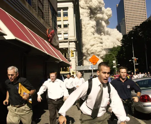 Люди убегают с места катастрофы, Нью-Йорк, 11 сентября 2001 года.