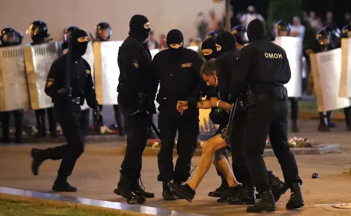 ОМОН задерживает демонстранта во время акции протеста в Минске, Беларусь Riot police detain a demonstrator during a protest after polling stations closed in the presidential elections, in Minsk, Belarus, 09 August 2020. Five candidates are contesting for the presidential seat, including the incumbent president Lukashenko. EPA-EFE/TATYANA ZENKOVICH