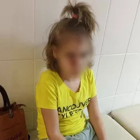 Матери запретили посещать дочь в психдиспансере. Девочку, которая не разговаривает, выписали с ожогами и порезами