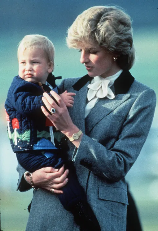 Принцесса Диана с маленьким принцем Уильямом в аэропорту Абердина, Шотландия, 1983.