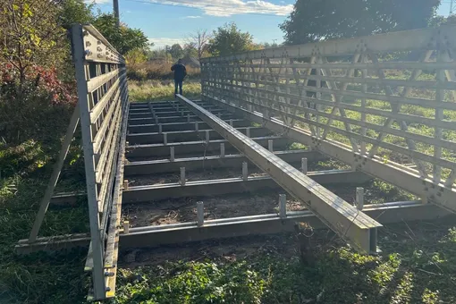 В США мужчина украл из парка 18-метровый мост. Его обнаружили через месяц на участке американца