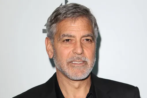 Джордж Клуни рассказал, что стрижется сам последние 25 лет, — и поделился лайфхаком, как ему это удается