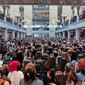 Встреча с актерами фильма «Майор Гром» в Центральном детском магазине на Лубянке закончилась давкой и вызовом полиции. Мероприятие пришлось прервать Встреча с актерами фильма «Майор Гром» в Центральном детском магазине на Лубянке закончилась давкой и вызовом полиции. Мероприятие пришлось прервать
