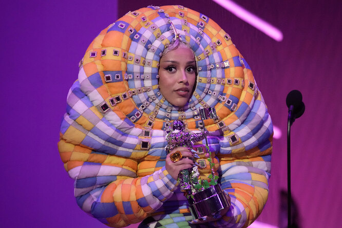 Образ Doja Cat с церемонии MTV VMA стал мемом — его сравнивают с игрушками, гусеницей и круассаном Образ Doja Cat с церемонии MTV VMA стал мемом — его сравнивают с игрушками, гусеницей и круассаном