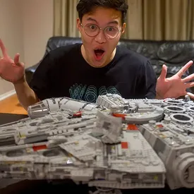 20-летний фанат «Звездных войн» из Канады собрал Lego с кораблем «Тысячелетний сокол» за рекордные 7 часов. В наборе — 7541 деталь