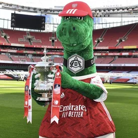 ФК «Арсенал» из-за пандемии уволил «динозавра», который развлекал болельщиков 27 лет. Фанаты запустили сбор средств