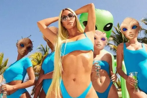 Ким Кардашьян позирует с «инопланетянами» в новой коллекции купальников Skims. Теперь фанаты думают, что она стоит за недавними сообщениями о НЛО
