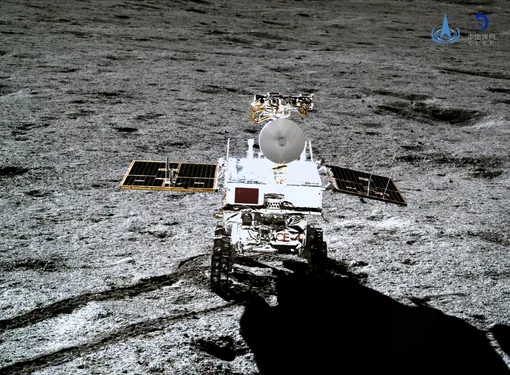 Марсоход Yutu-2, снятый посадочным аппаратом зонда Chang'e-4 на Луне, 11 января 2019. В январе Китай объявил, что миссия аппарата Chang'e-4, который должен был впервые в истории сесть на темную сторону Луны, прошла успешно.