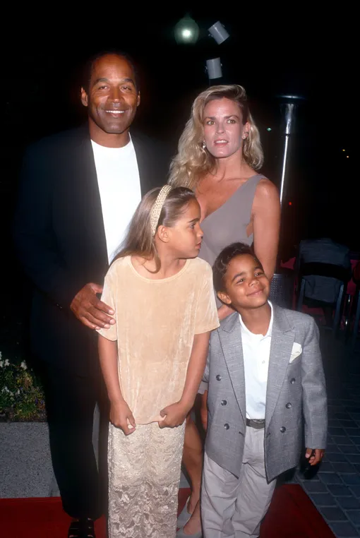 О. Джей Симпсон и Николь Браун-Симпсон с детьми, 16 марта 1994 года
