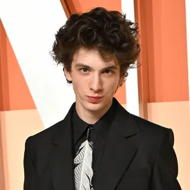 Марк Эйдельштейн снялся в фильме Шарлотты Колберт. Он сыграл военного фотографа Роберта Капу Марк Эйдельштейн снялся в фильме Шарлотты Колберт. Он сыграл военного фотографа Роберта Капу