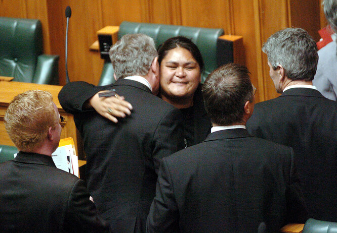 Махута в новозеландском парламенте в 2004 году. NEW ZEALAND — NOVEMBER 18: Labour MP Nanaia Mahuta receives a hug from her deputy Leader Michael Cullen after voting in favour of the Fore Shore and Seabed Bill in Parliament, Wellington, Thursday, November 18, 2004. (Photo by Ross Setford/Getty Images)