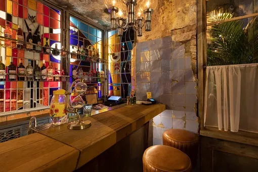 В Москве открылся самый маленький в мире бар. Он рассчитан только на двоих гостей и бармена