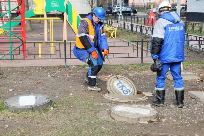 В Петербурге чугунные крышки канализационных люков начали менять на полимерные, чтобы предотвратить постоянные кражи