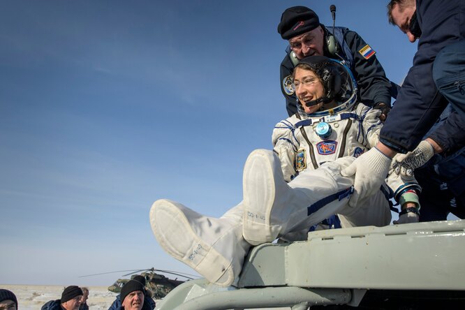 Космонавт Кристина Кох пробыла на МКС рекордные для женщины 328 дней и вернулась на Землю