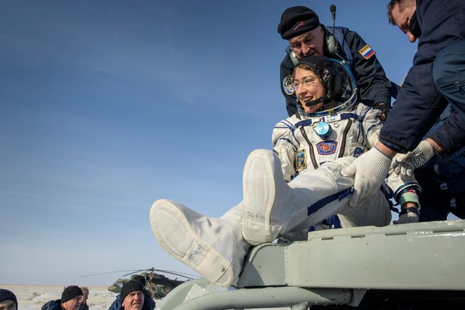 Космонавт Кристина Кох пробыла на МКС рекордные для женщины 328 дней и вернулась на Землю Космонавт Кристина Кох пробыла на МКС рекордные для женщины 328 дней и вернулась на Землю