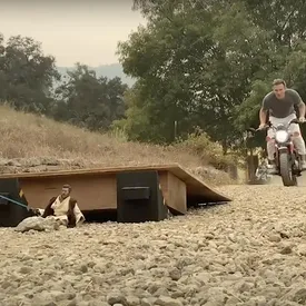 Юэн Макгрегор разогнался на мотоцикле и перепрыгнул фигурку Оби-Вана Кеноби