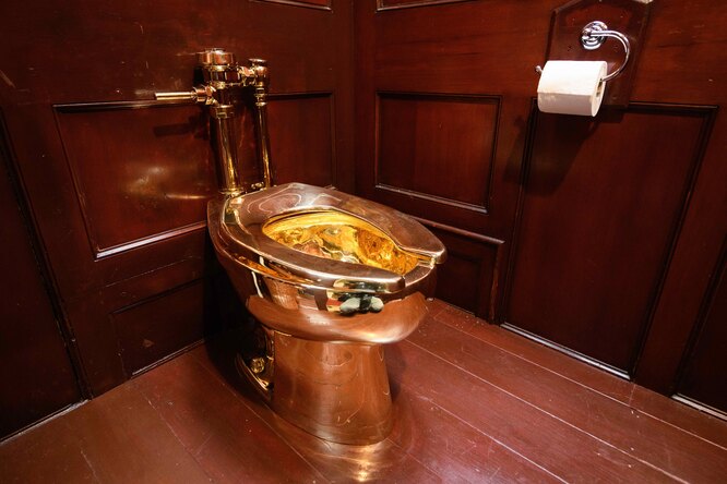 Из британского дворца украли золотой унитаз. Это работа художника Маурицио Каттелана «Америка»