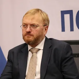 Коллекторы пожаловались главе СК на Милонова. Он называл их «паразитами общества» и призывал лишать «пенсий и половой принадлежности» Коллекторы пожаловались главе СК на Милонова. Он называл их «паразитами общества» и призывал лишать «пенсий и половой принадлежности»