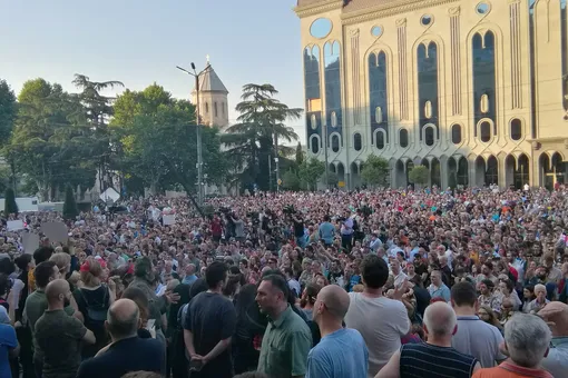 В Тбилиси возобновилась акция протеста возле здания парламента