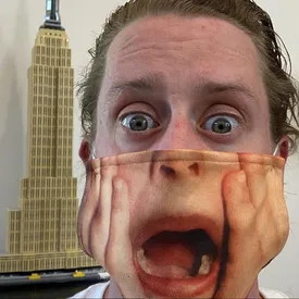 Маколей Калкин примерил защитную маску с кричащим Кевином из «Один дома». Надо ли говорить, что маска села идеально?