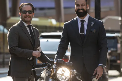 Как прошел нью-йоркский заезд на мотоциклах, в котором участвуют только мужчины в костюмах