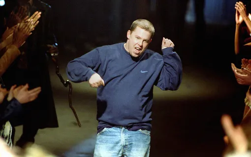 Александр Маккуин в финале своего показа на Неделе моды в Лондоне, 1998
