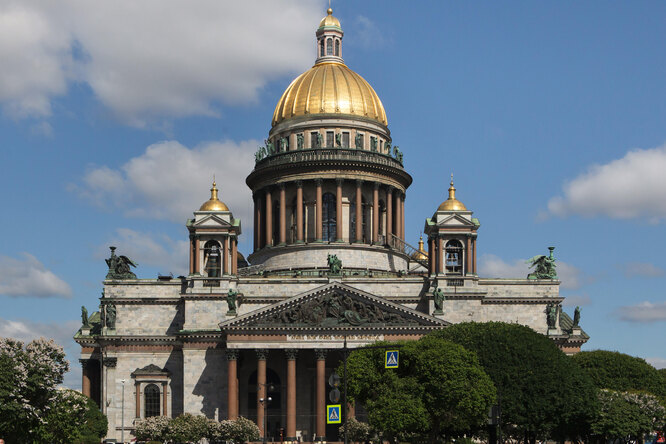 Жительницу Петербурга задержали из-за фото в трусах на фоне Исаакиевского собора. Возбуждено дело об оскорблении чувств верующих