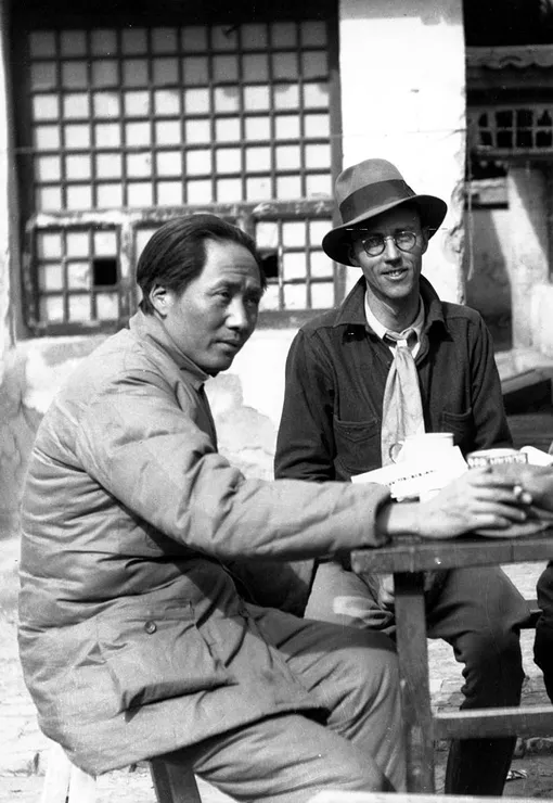 Мао Цзэдун (слева) и журналист и фотограф Эрл Лиф (справа) позируют для портрета в китайском Коммунистическом штабе в Яньане, Китай, 1938 год