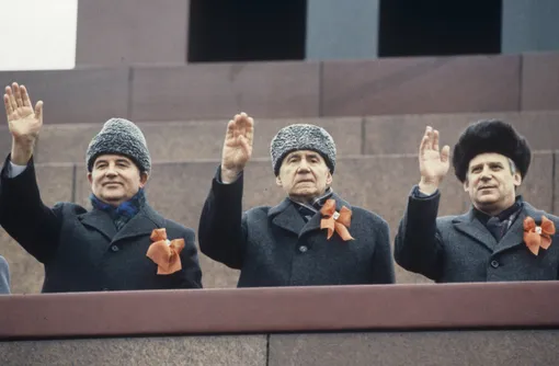 Михаил Горбачев, Андрей Громыко и Николай Рыжков на центральной трибуне Мавзолея во время празднования . 68-й годовщины Октябрьской революции
