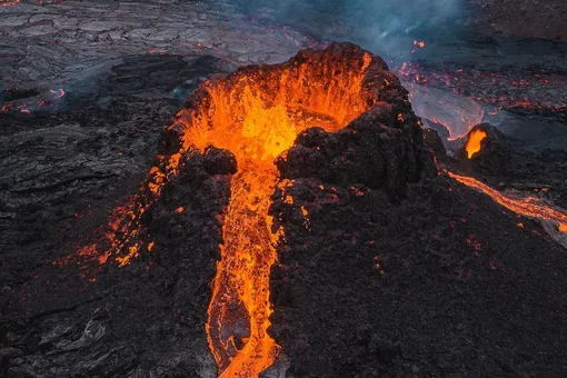 Фотограф сжег свой дрон в жерле извергающегося вулкана Фаградальсфьядль ради невероятных кадров