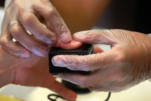 В МВД предложили снимать отпечатки пальцев у мигрантов и выдавать им электронный ID