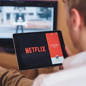 Netflix открыл бесплатный доступ к десяти фильмам и сериалам. Среди них «Очень странные дела» и «Птичий короб» Netflix открыл бесплатный доступ к десяти фильмам и сериалам. Среди них «Очень странные дела» и «Птичий короб»