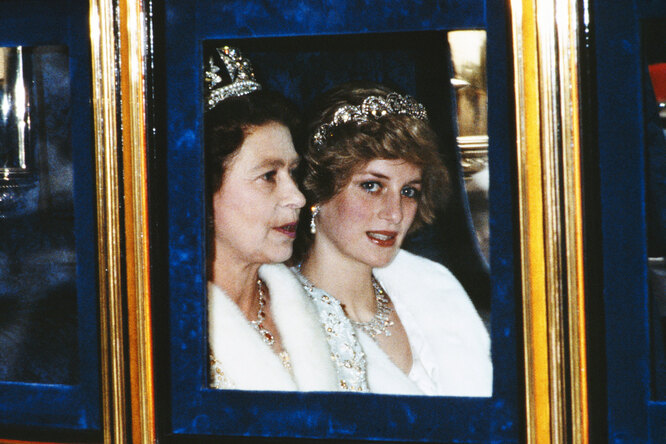 Принцесса Уэльская Диана и королева Елизавета II на церемонии открытия сессии парламента в Лондоне, ноябрь 1982 года.