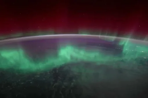 Посмотрите на впечатляющие кадры северного сияния, которые сняла астронавт NASA Посмотрите на впечатляющие кадры северного сияния, которые сняла астронавт NASA