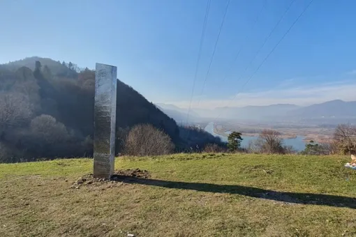 Происходит нечто странное: в Румынии пропал загадочный металлический обелиск. Точно такой же нашли в ноябре в пустыне США (и он тоже исчез!)