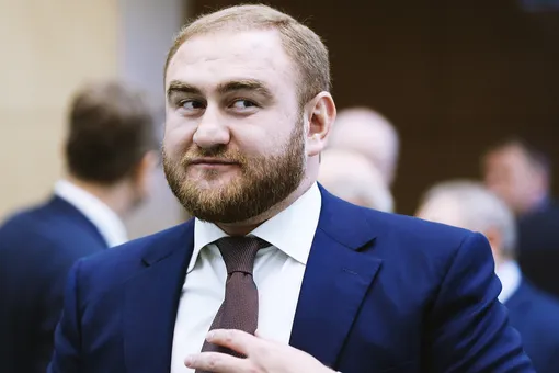 Сенатора от Карачаево-Черкесии подозревают в убийствах. Его лишили неприкосновенности и задержали прямо в зале Совфеда