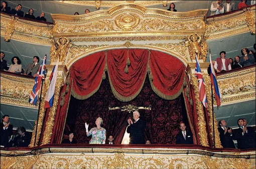 В октябре 1994 года Елизавета II приезжает в Россию и посещает Большой театр в компании Бориса Ельцына.