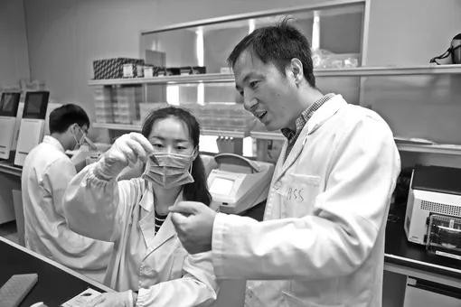 Хэ и сотрудница лаборатории Direct Genomics. Шэньчжэнь, провинция Гуандун, Китай. 4 августа 2016 года.