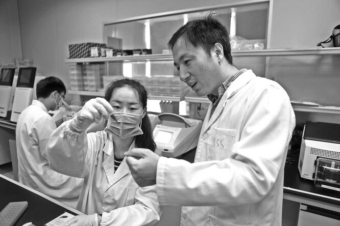 Хэ и сотрудница лаборатории Direct Genomics. Шэньчжэнь, провинция Гуандун, Китай. 4 августа 2016 года.