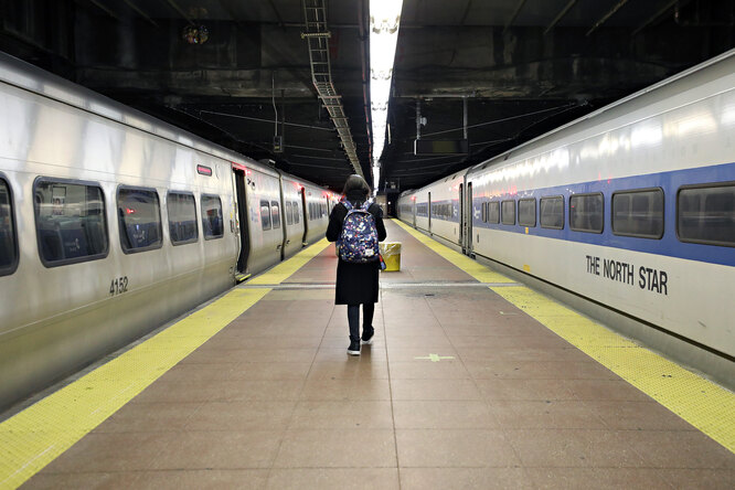 Пассажир идет по пустой платформе станции Grand Central Terminal, 12 марта 2020