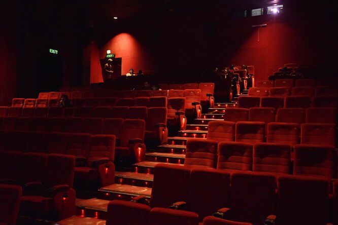 Сборы в российских кинотеатрах в апреле упали более чем в 2 раза по сравнению с прошлым годом