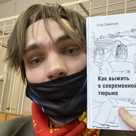 В Петербурге на 7 суток арестовали рэпера Славу КПСС за лозунг о клиторе на митинге в поддержку Навального