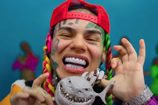 Американкий рэпер Текаши 6ix9ine вышел из тюрьмы и выпустил клип. Он побил рекорд YouTube по просмотрам