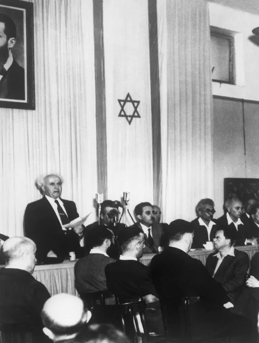 Новый премьер-министр Давид Бен-Гурион читает прокламацию, провозглашающую существование нового еврейского государства, 1948