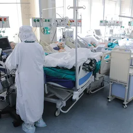 Жительница Воронежской области заявила, что ее бабушку с Covid-19 в больнице не кормили 15 дней и на выписку «тащили по полу». СК начал проверку Жительница Воронежской области заявила, что ее бабушку с Covid-19 в больнице не кормили 15 дней и на выписку «тащили по полу». СК начал проверку