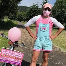 Женщина заставила изменившего ей мужа расхаживать по улице в нелепых розовых нарядах. Такой способ мести оценили не все