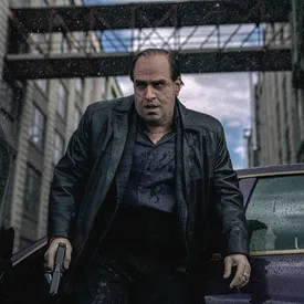 Колину Фарреллу приходилось ежедневно наносить 10 кг грима для роли в сериале «Пингвин». Внешность актера изменилась до неузнаваемости