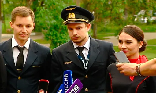 Бортпроводник Дмитрий Гончаренко, пилот Георгий Мурзин, бортпроводница Алия Слякаева (слева направо)
