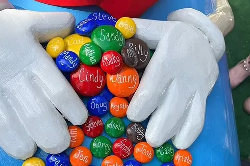 В США женщину похоронили в гробу в виде гигантской конфеты M&M’s